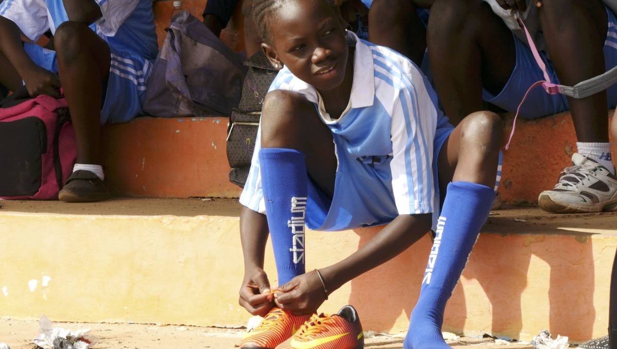 Una joven jugadora de fútbol gambiana.