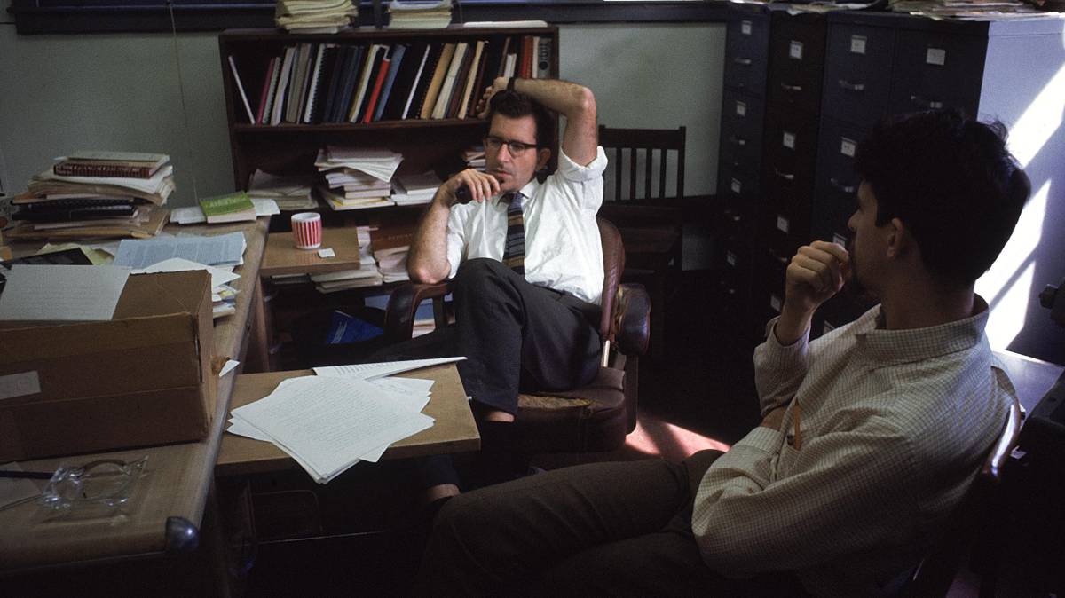 Chomsky en su despacho del MIT, en 1969.