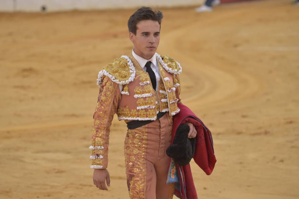 El torero Gonzalo Caballero durante una corrida de toros perteneciente a la feria taurina en Añover del Tajo el 3 de junio de 2018.