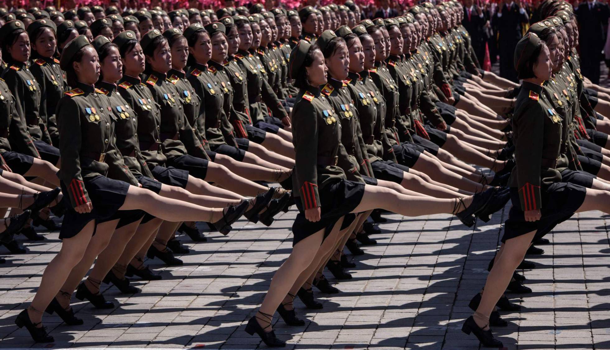 Красивая корея видео. Парад Северной Кореи женщины маршируют. Северная Корея маршируют. Марширующие женщины Северной Кореи. Северная Корея девушки маршируют.