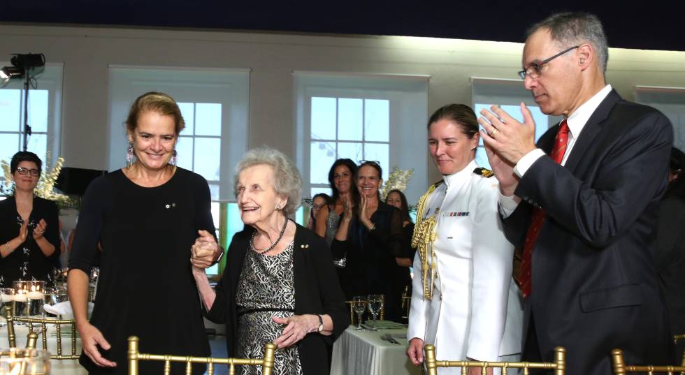 Brenda Milner, junto a Julie Payette, Gobernadora General de Canadá.