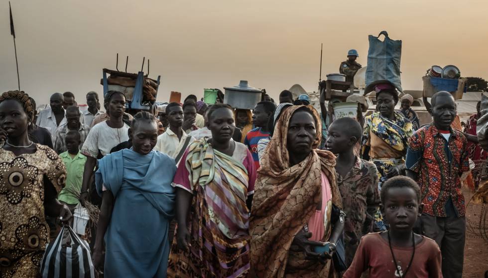 Las puertas del campo de refugiados de la MisiÃ³n de Naciones Unidas en SudÃ¡n del Sur (UNMISS, por sus siglas en inglÃ©s) en Wau se abren al amanecer y se vuelven a cerrar al anochecer. Miles de personas refugiadas en Ã©l desde hace aÃ±os intentan seguir con sus ocupaciones normales.