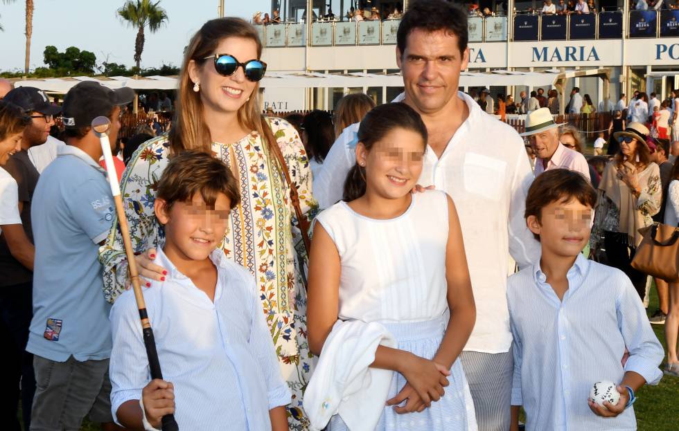 Luis Alfonso de Borbón y Margarita Vargas con sus tres hijos, Luis, Alfonso y Eugenia en el polo en Sotogrande este verano.