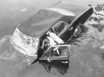 Un submarinista inspecciona el automÃ³vil ocho horas despuÃ©s de que se hundiera con el senador Kennedy al volante y la joven Mary Jo Kopechne, de 28 aÃ±os, que muriÃ³ en el accidente.