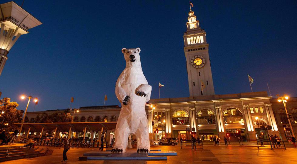 La escultura de un oso polar frente al Ferry Building de San Francisco ha sido uno de los sÃ­mbolos de la Cumbre de AcciÃ³n Global del Clima.