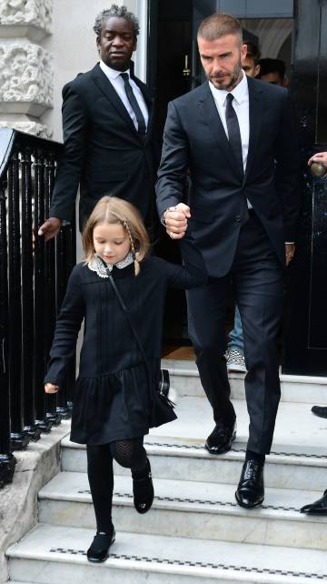 David Beckham y su hija Harper abandonan el desfile de Victoria Beckham en Londres.