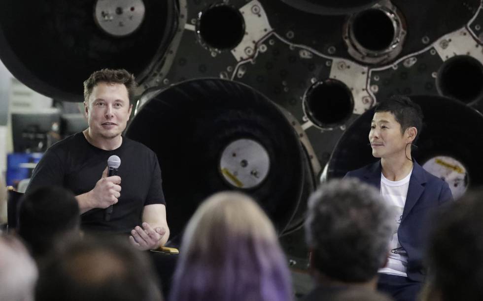 O fundador de SpaceX, Elon Musk, e o multimilionário japonês Yusaku Maezawa nesta segunda-feira.