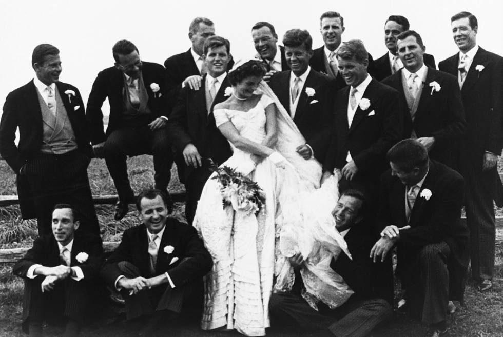 Jackie y Jphn Kennedy, rodeados de amigos y familiares el dÃ­a de su boda.