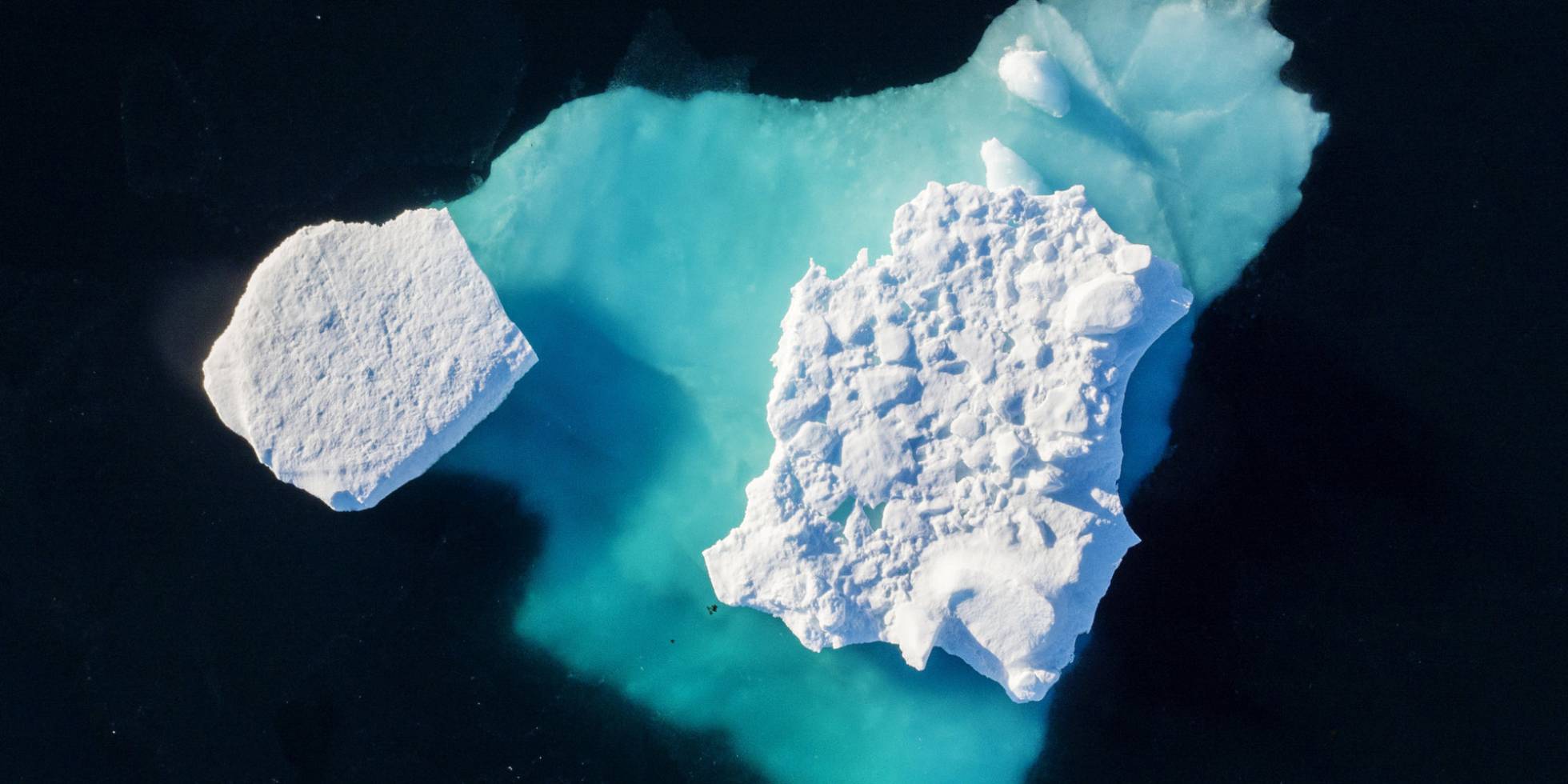 Un iceberg flota en un fiordo cerca de la ciudad de Tasiilaq (Groenlandia).