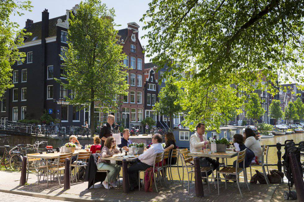 Holandeses frente a los canales de Ámsterdam.