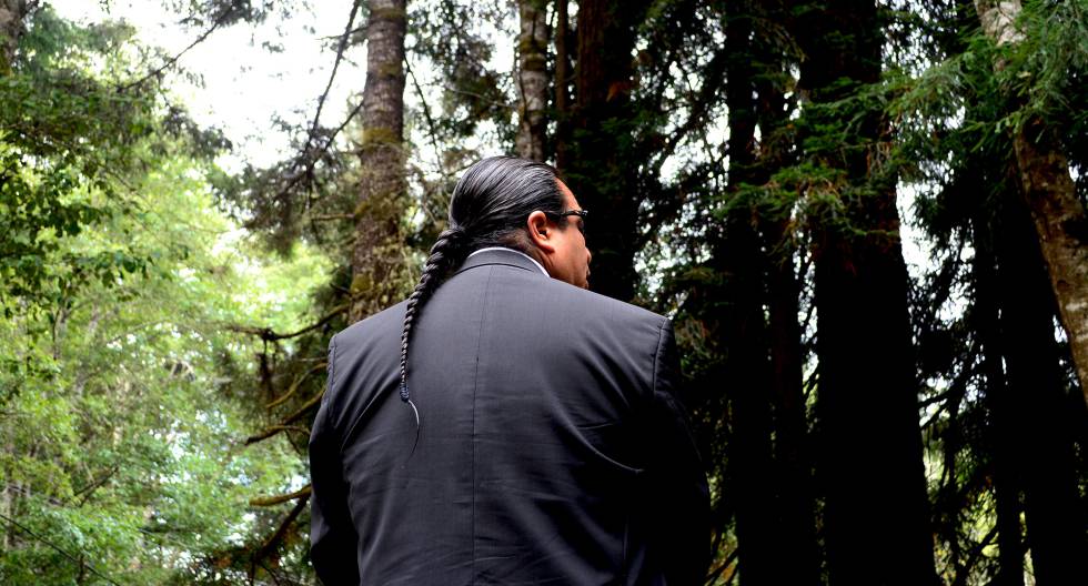 Javier Kinney, miembro del consejo de gobierno de la tribu Yurok, en un bosque de secuoyas de la reserva.