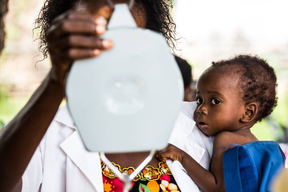 Un bebÃ© mira la bÃ¡scula antes de ser pesado en una sesiÃ³n de chequeo mÃ©dico en RepÃºblica DemocrÃ¡tica del Congo. 