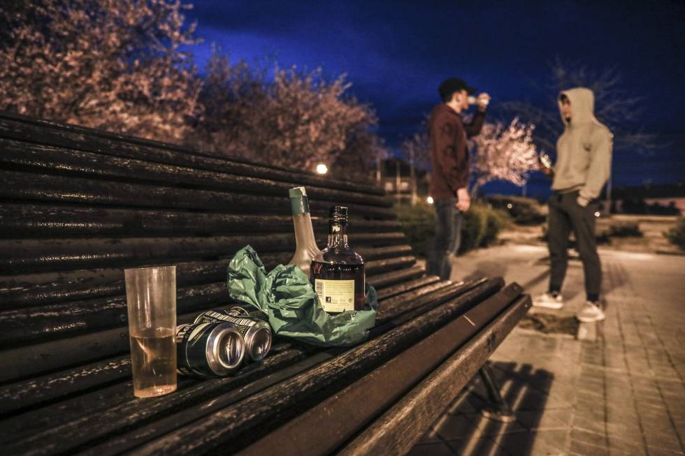 Dos adolescentes beben alcohol en un parque de Madrid.