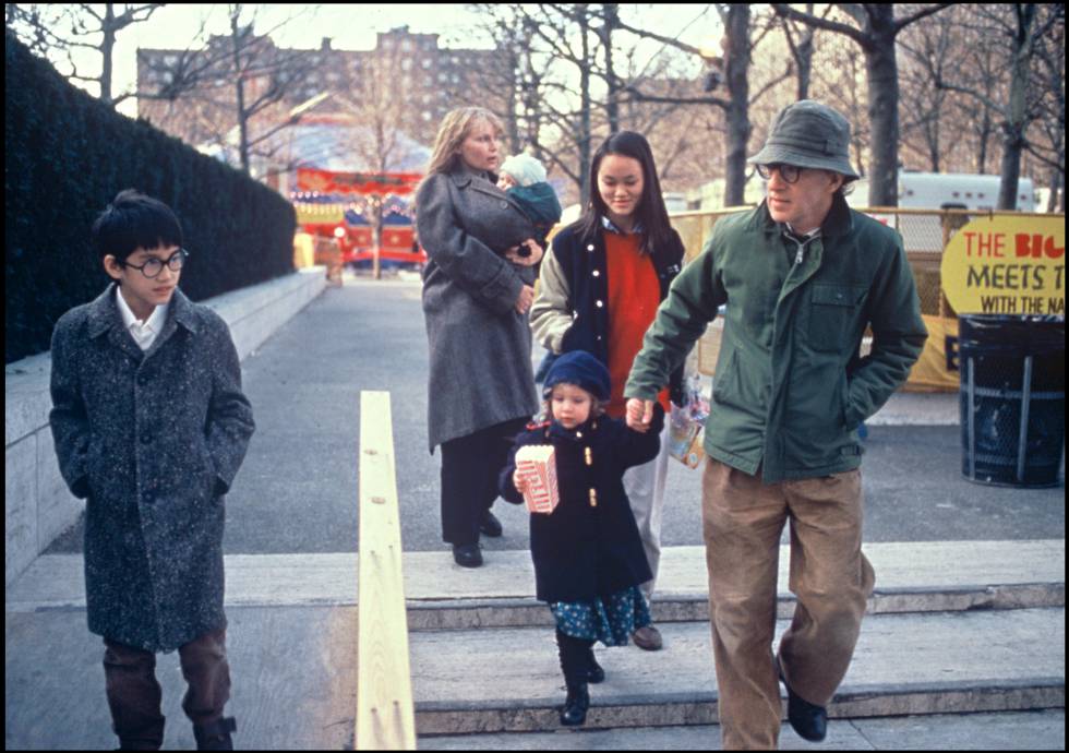 Woody Allen y Mia Farrow junto a sus hijos Moses (izq.), Ronan (en brazos de Farrow), Dylan (de la mano de Allen) y Soon-Yi Previn (medio) en 1988.