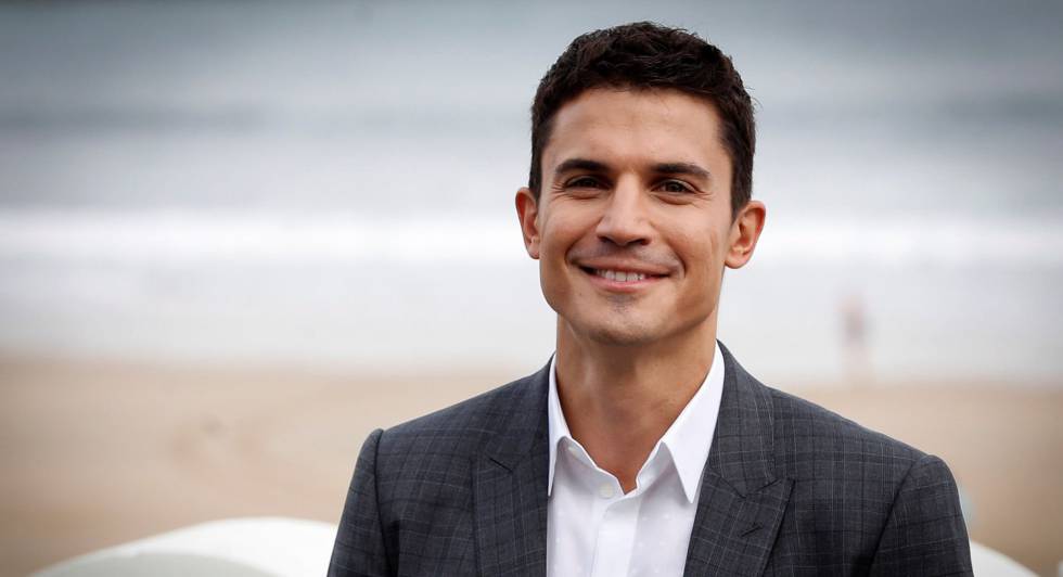 El actor Álex González durante la presentación de 'Vivir sin permiso', en el Festival de Cine de San Sebastián.