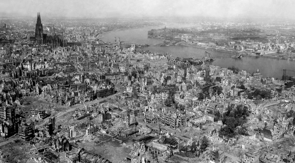 Imagen de la ciudad de Colonia, con su catedral al fondo, tras el último bombardeo del 24 de abril de 1945.