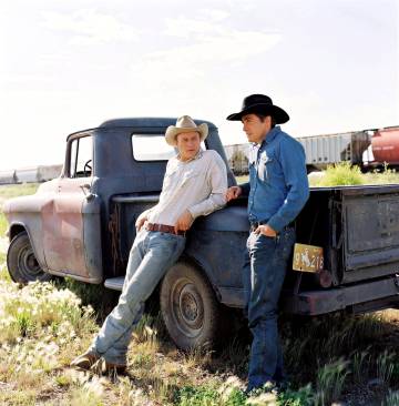 Heath Ledger y Jake Gyllenhaal enfundados en tejido vaquero en un fotograma de 'Brokeback mountain'.