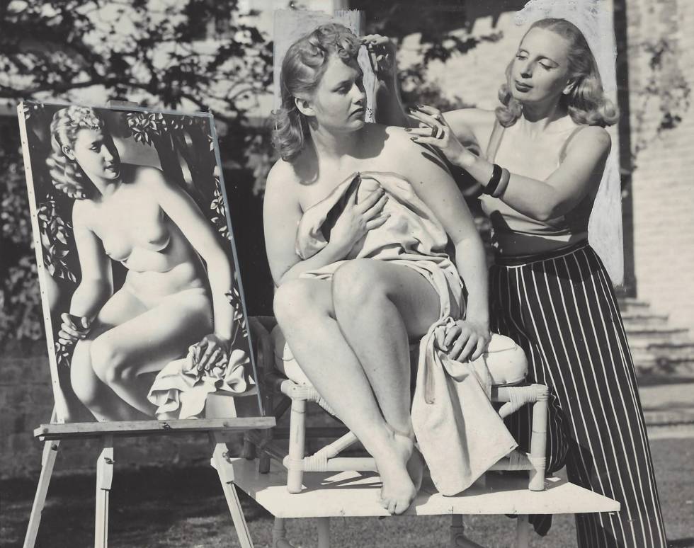 Tamara de Lempicka y la modelo Cecilia Meyers, ante la obra Suzanne au bain. Beverly Hills, 1940.