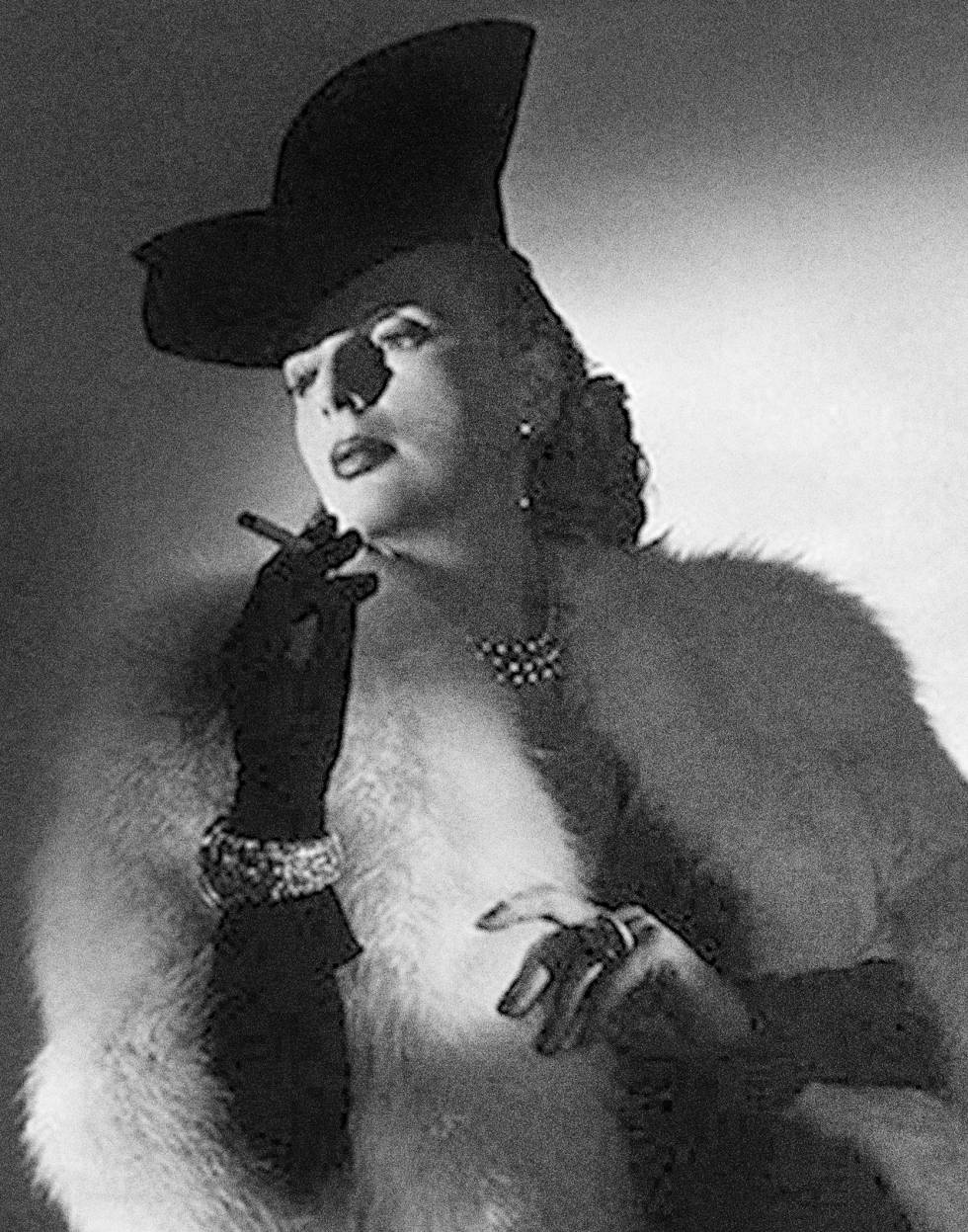 Tamara, piel, joyería, cigarro, del fotógrafo Joffé Monneret, de 1938.