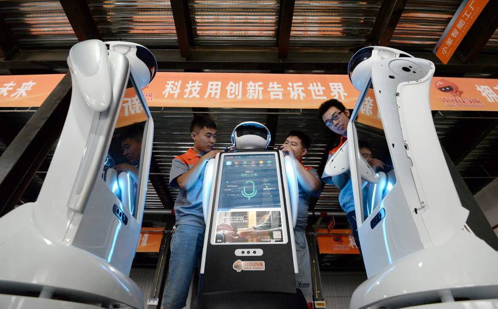 Los trabajadores ensamblan robots en una fÃ¡brica en el condado de Quzhou en la provincia de Hebei, norte de China.