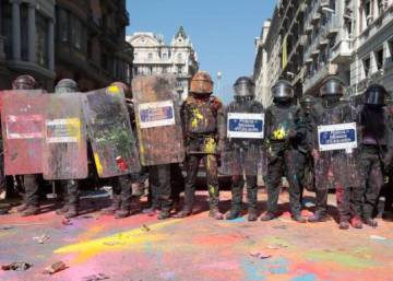 Secesionistas radicales y mossos se enfrentan en Barcelona