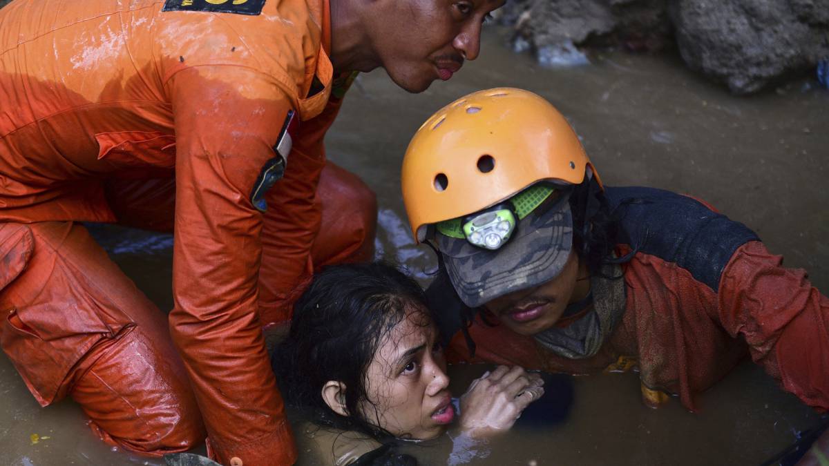 Equipos de rescate ayudan a una joven atrapada.