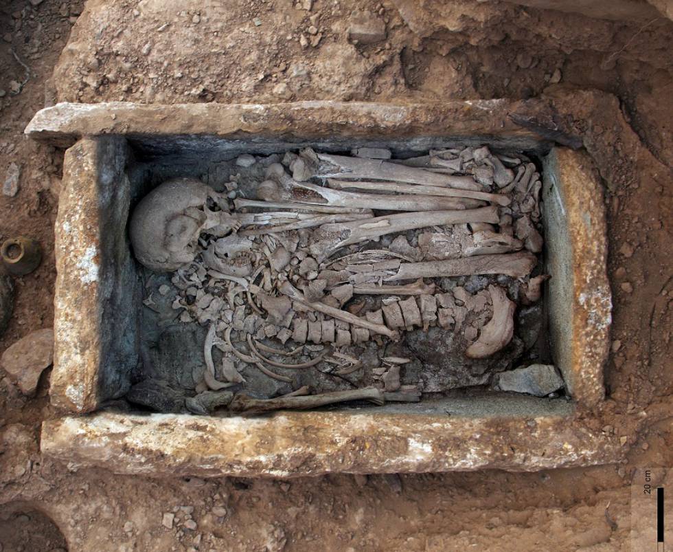 Enterramiento humano en el yacimiento de La Bastida, en Totana (Murcia), del 2500 a. C.