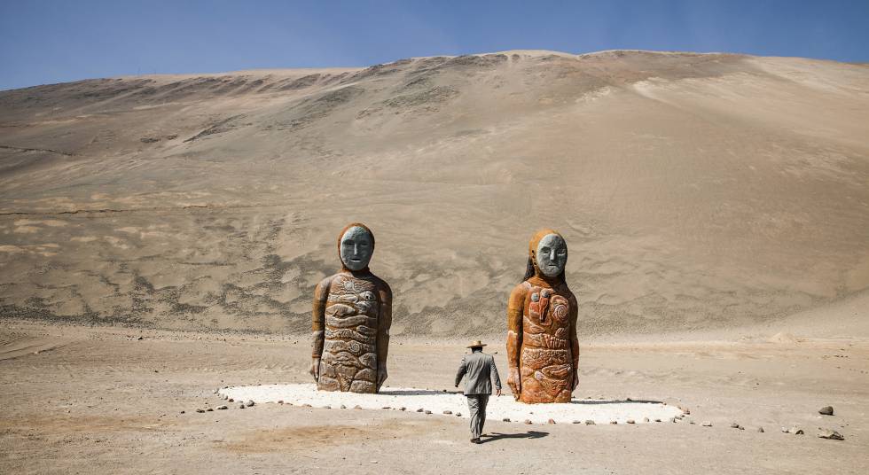 Arriba, una serie de imágenes de momias chinchorro en el Museo San Miguel de Azapa, y un monumento dedicado a las Momias del Chinchorro en la comuna de Camarones.