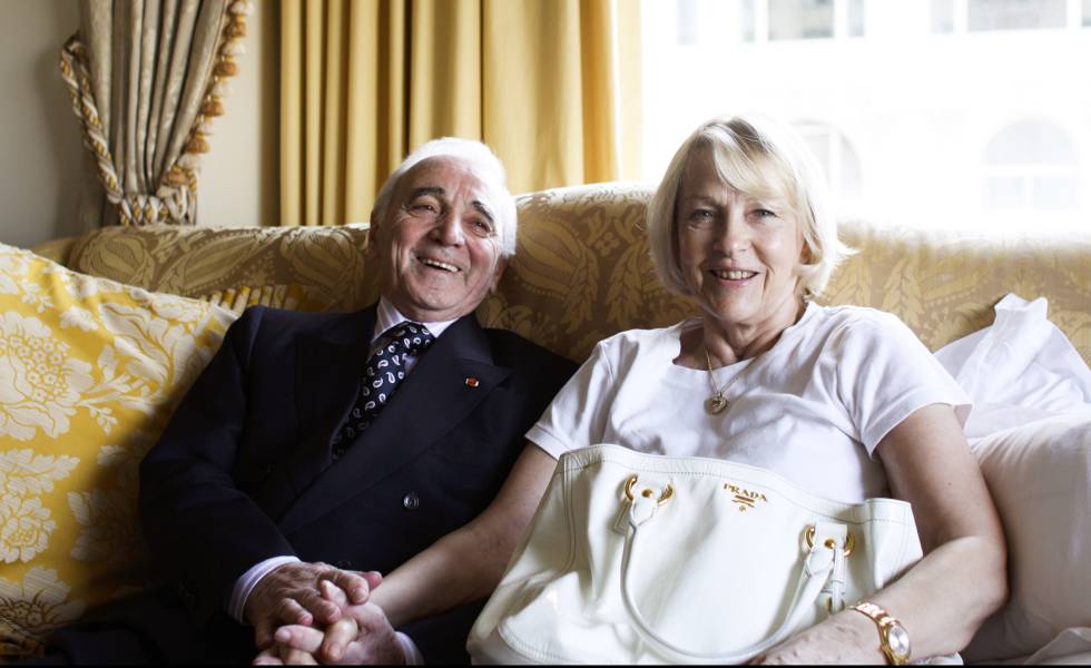 El cantante Charles Aznavour y su esposa Ulla Thorsell en Nueva York en 2009. 