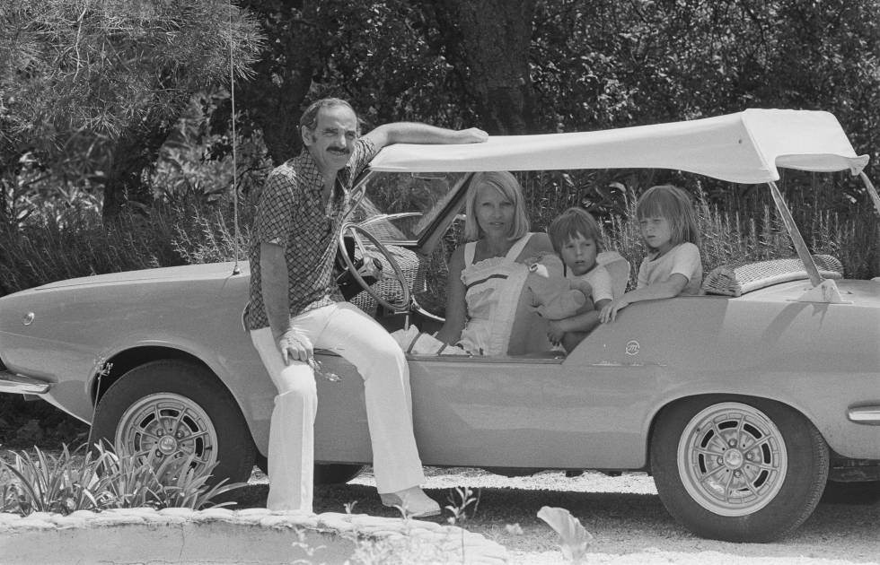 Charles Aznavour y Ulla Thorsell con sus hijos Katia y Mischa en Saint Tropez en 1975.