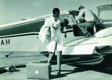 La salvación baja del cielo en avioneta