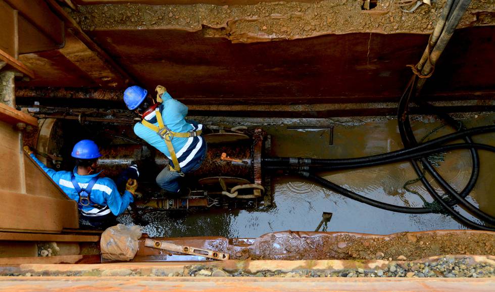 Dos obreros trabajan en la tuberÃ­a de saneamiento del barrio Kennedy, en QuibdÃ³, capital de ChocÃ³ (Colombia).