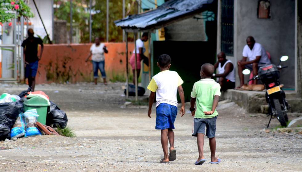 Dos niÃ±os pasean por las calles sin asfaltar del barrio Kennedy, en QuibdÃ³.