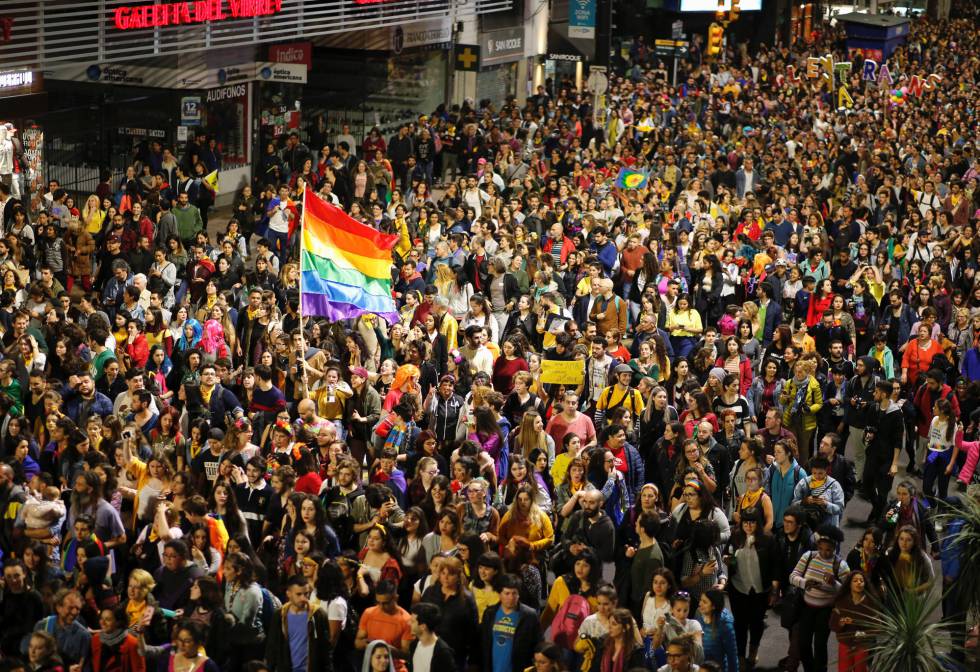 ManifestaciÃ³n en apoyo de la comunidad LGBT en Montevideo (Uruguay).