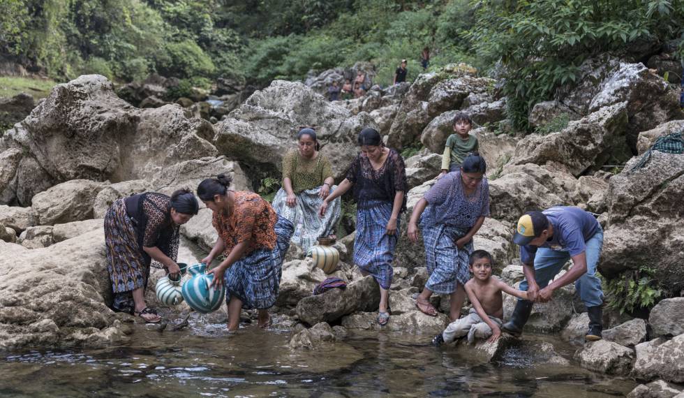 Las mujeres lideran la lucha en Guatemala contra la hidroelÃ©ctrica RENACE, que impacta negativamente en unos 30 kilÃ³metros del rÃ­o CahabÃ³n, sagrado para la poblaciÃ³n qâeqchiâ.â¨ Hoy, mÃ¡s de 29.000 indÃ­genas de esta etnia que viven junto al cauce del rÃ­o contemplan impotentes como el torrente que les da la vida pierde su caudal. 