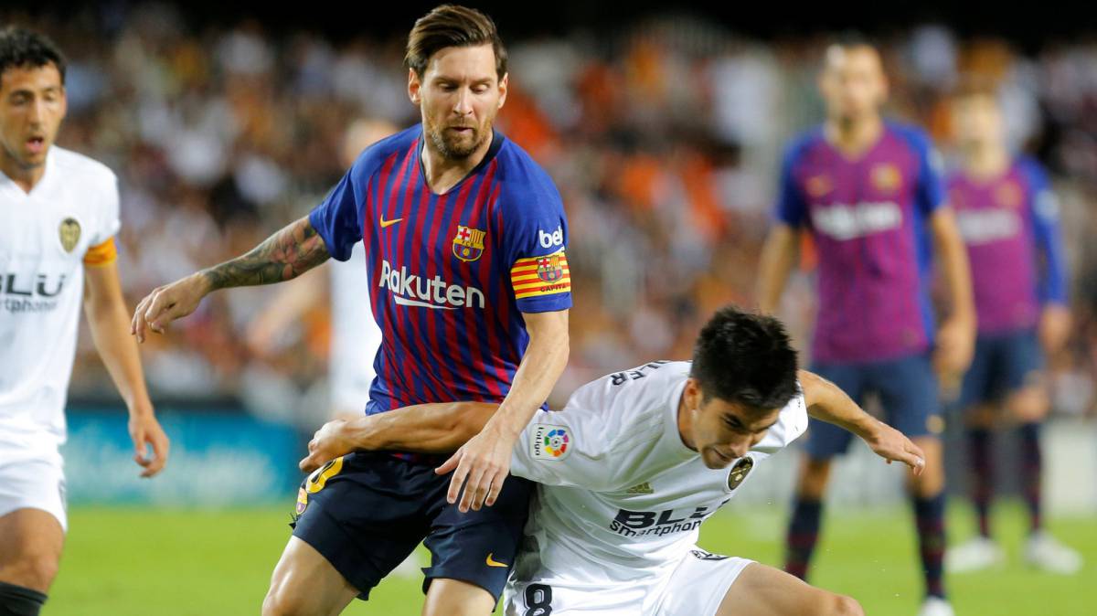 Messi y Soler, durante el partido.