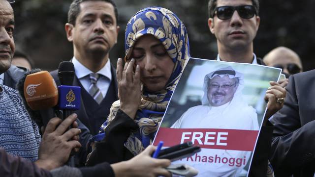 Tawakkol Karman, con una foto de Khashoggi.