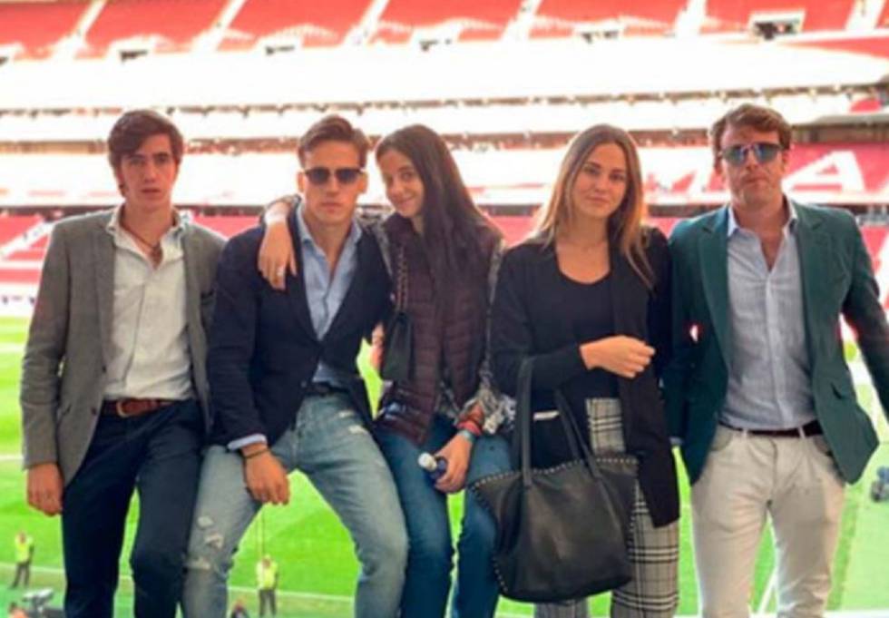 Victoria Marichalar y Gonzalo Caballero, abrazados junto a otros amigos el domingo en el estadio Metropolitano.