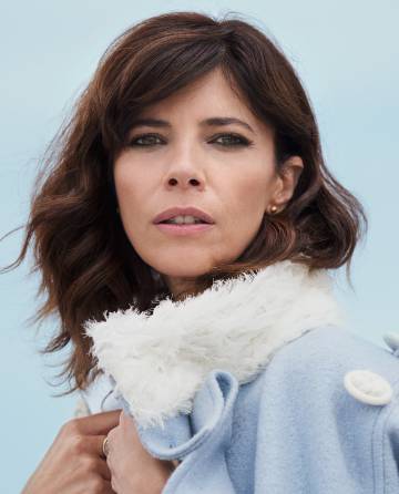 Maribel Verdú es la protagonista de 'Ola de crímenes', la comedia que está arrasado en la taquilla española. En la imagen viste abrigo Palomo Spain y pendientes Cartier.