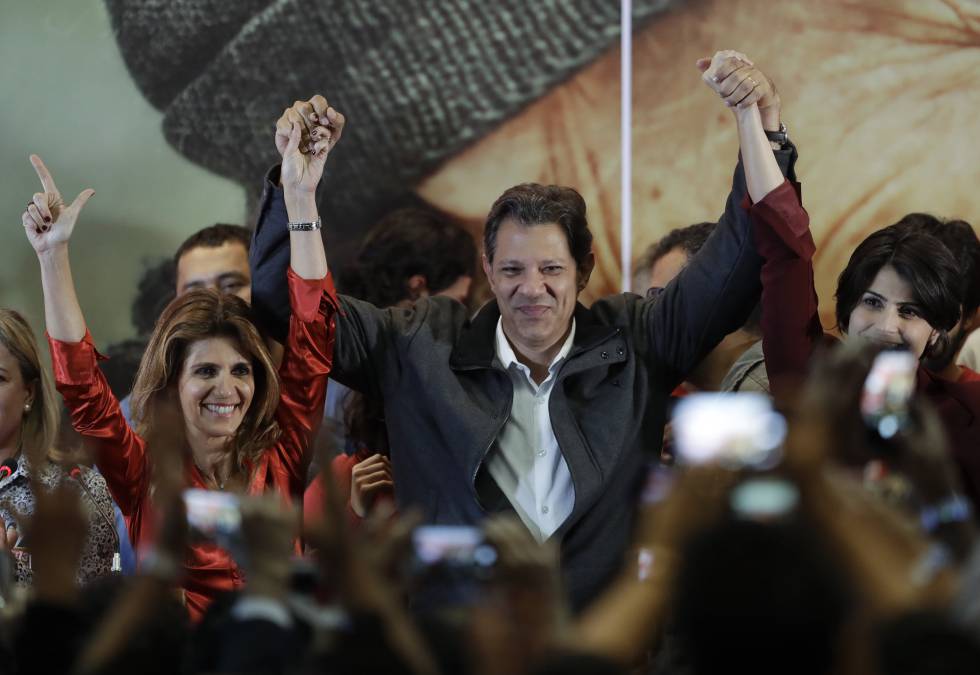 Fernando Haddad celebra su pase a la segunda vuelta de las elecciones presidenciales en Brasil.