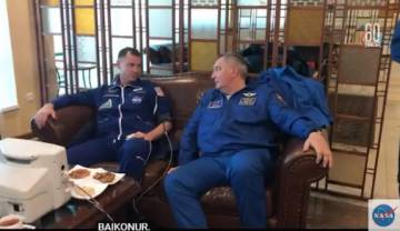 El astronauta estadounidense Nick Hague y el cosmonauta ruso Alexey Ovchinin, en una imagen tomada después de su rescate.