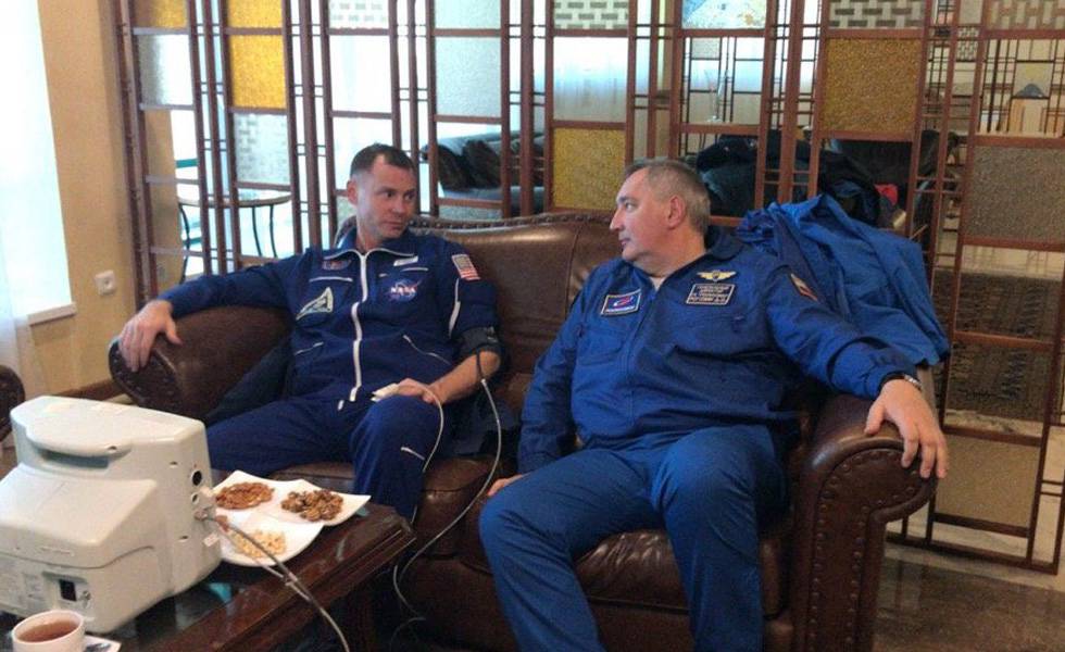El astronauta estadounidense Nick Hague, a la izquierda, y el cosmonauta ruso Alexey Ovchinin, descansan en Dzhezkazgan después de su rescate.