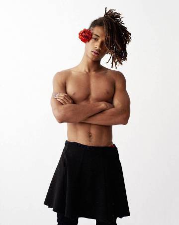 El actor Jaden Smith, desafiando los roles de género en falda.