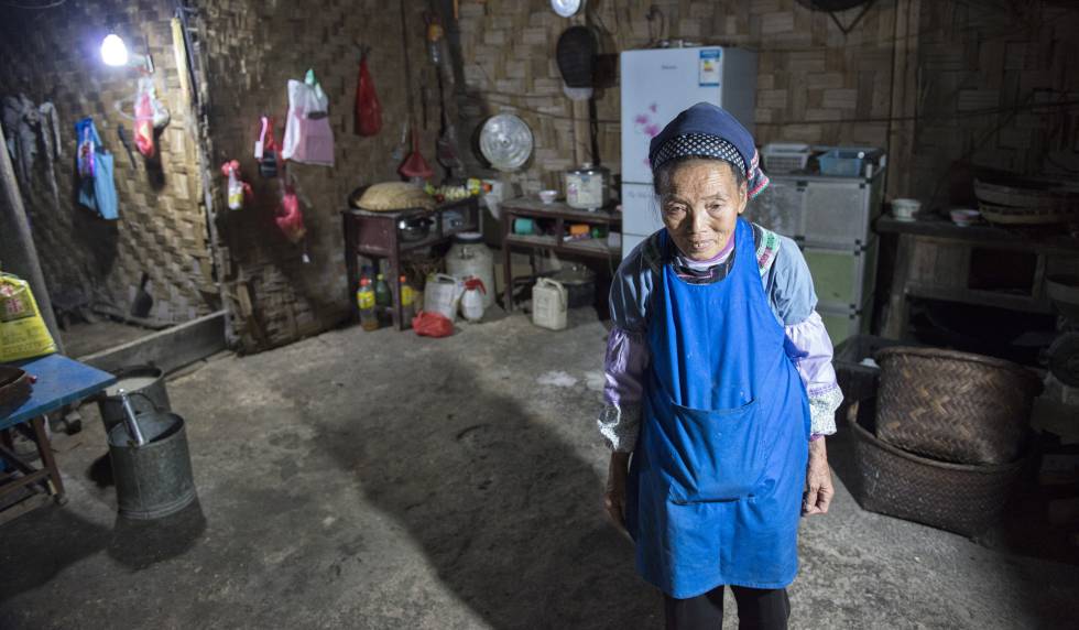 Luo Yaomei, en el interior de la vivienda en la que vive con su nieta.
