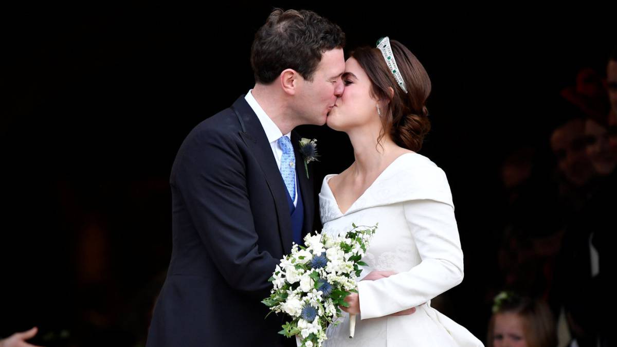 Los novios se besan tras la ceremonia.