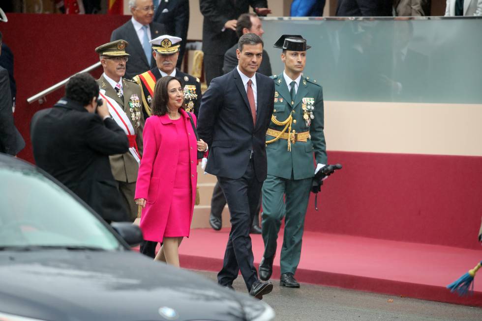 Los Reyes presiden el desfile del 12 de octubre, en el paseo de la Castellana. El presidente del gobierno, Pedro Sanchez y la ministra de defensa, Margarita Robles. rn 