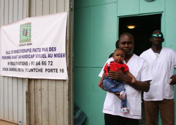 Salud en las manos de ciegos nigerinos