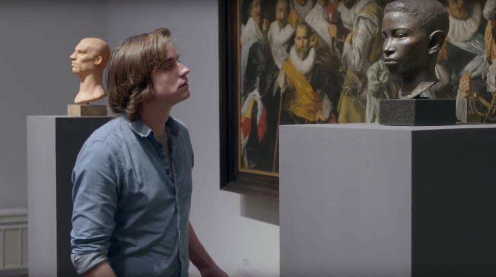 Unos efebos van a ver obras del arte clásico a un museo, y allí ocurre lo inesperado.
