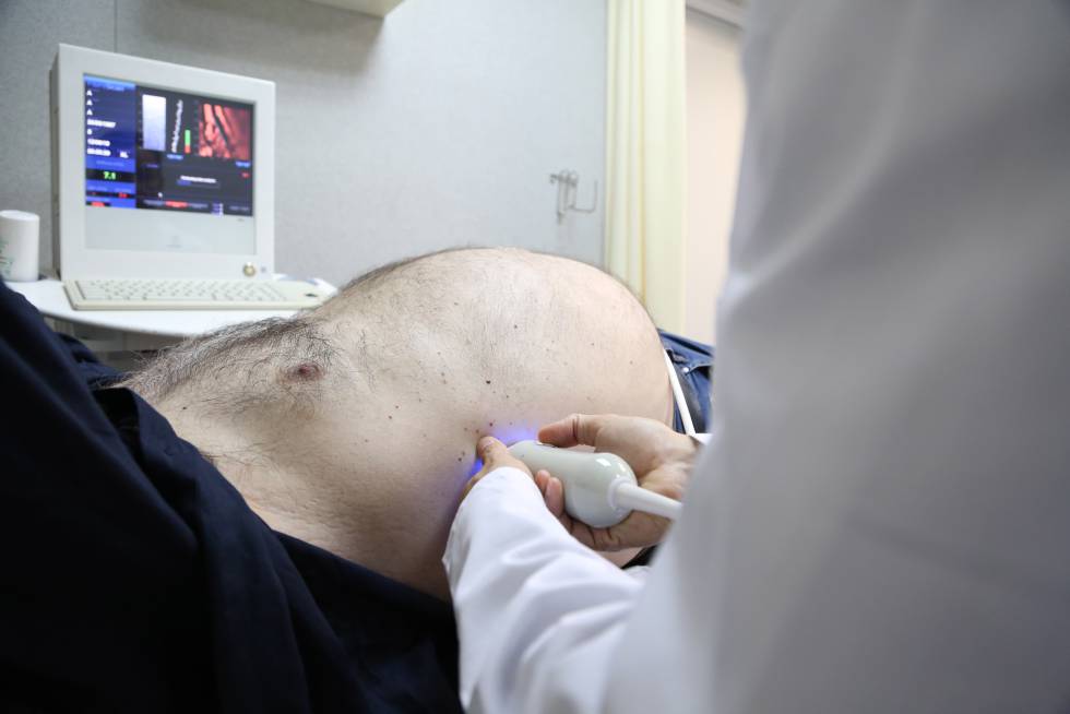 Un médico realiza una exploración abdominal en el Hospital de la Vall d’Hebron de Barcelona.