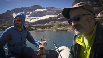 Blas Valero (derecha) y Miguel Bartolomé en el lago de Marboré.